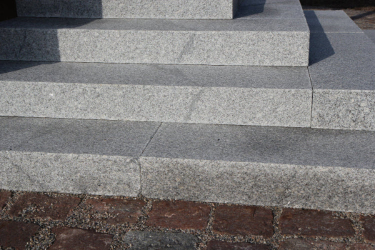 Blocksteg i granit med flammad ovansida och framsida – Halksäker och tålig granitsten för trappor och nivåskillnader. Stengrossen säljer produkten.