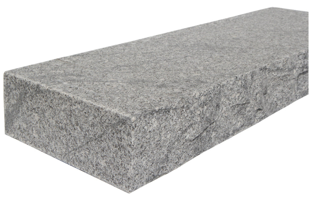 Blocksteg i granit med rustik råkilad framkant, flammad topp och sidor samt sågade kanter. Perfekta för att skapa nivåskillnader i trädgården. Stengrossen säljer produkten.